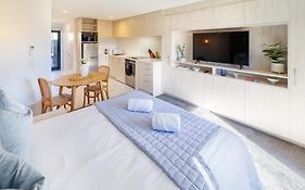 Downtown Delight: Studio At 8 Wilmer With Backyard