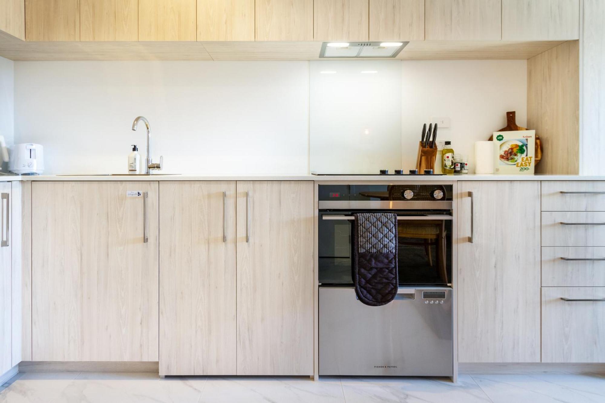 Downtown Delight: Studio At 8 Wilmer With Backyard クライストチャーチ エクステリア 写真