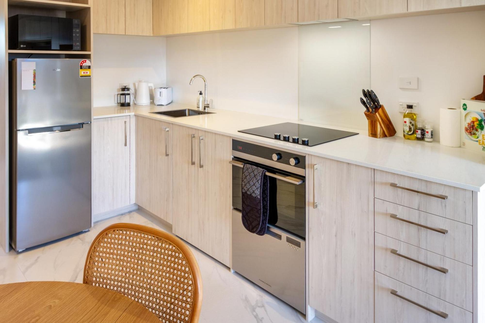 Downtown Delight: Studio At 8 Wilmer With Backyard クライストチャーチ エクステリア 写真