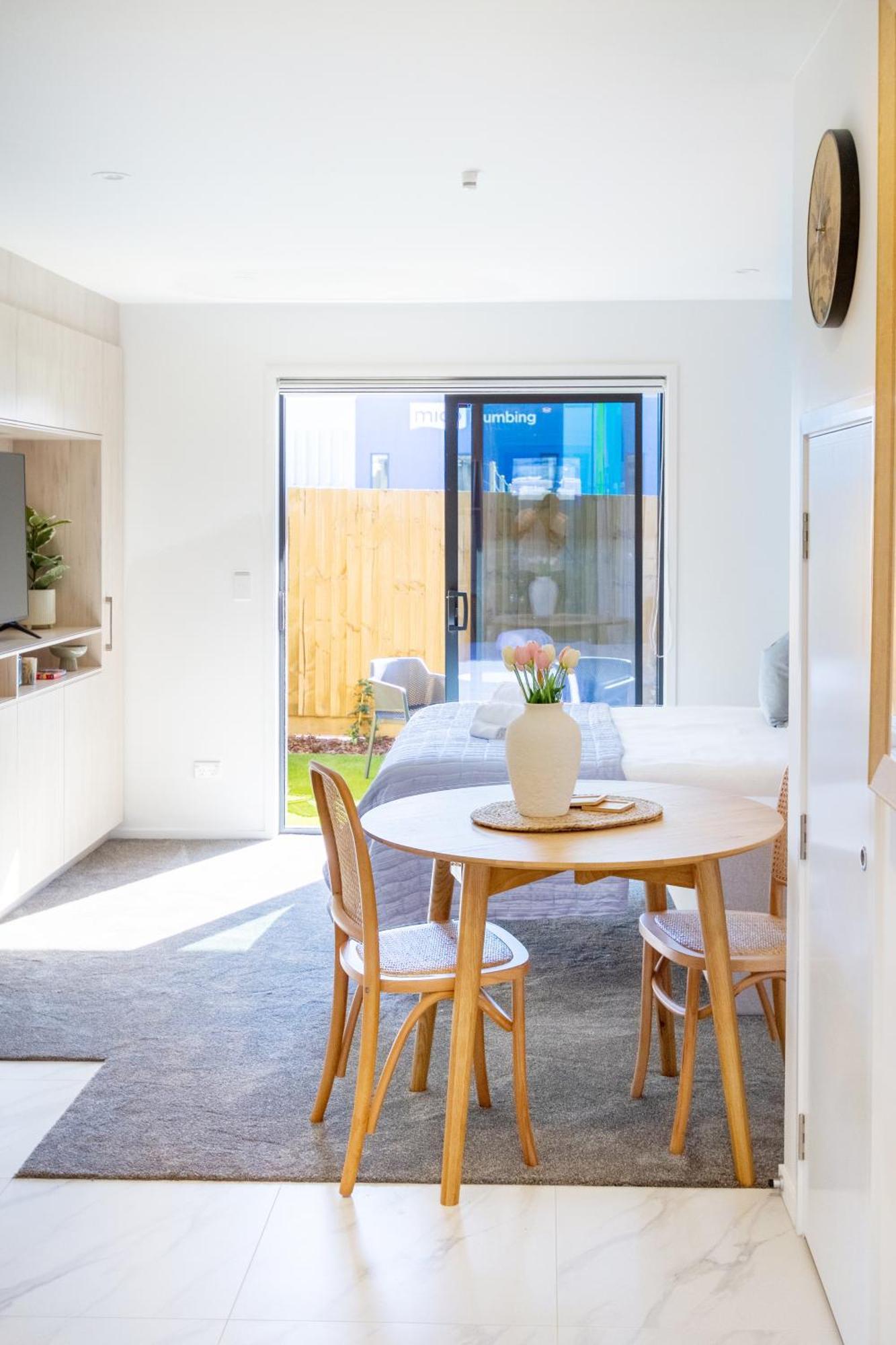 Downtown Delight: Studio At 8 Wilmer With Backyard クライストチャーチ エクステリア 写真